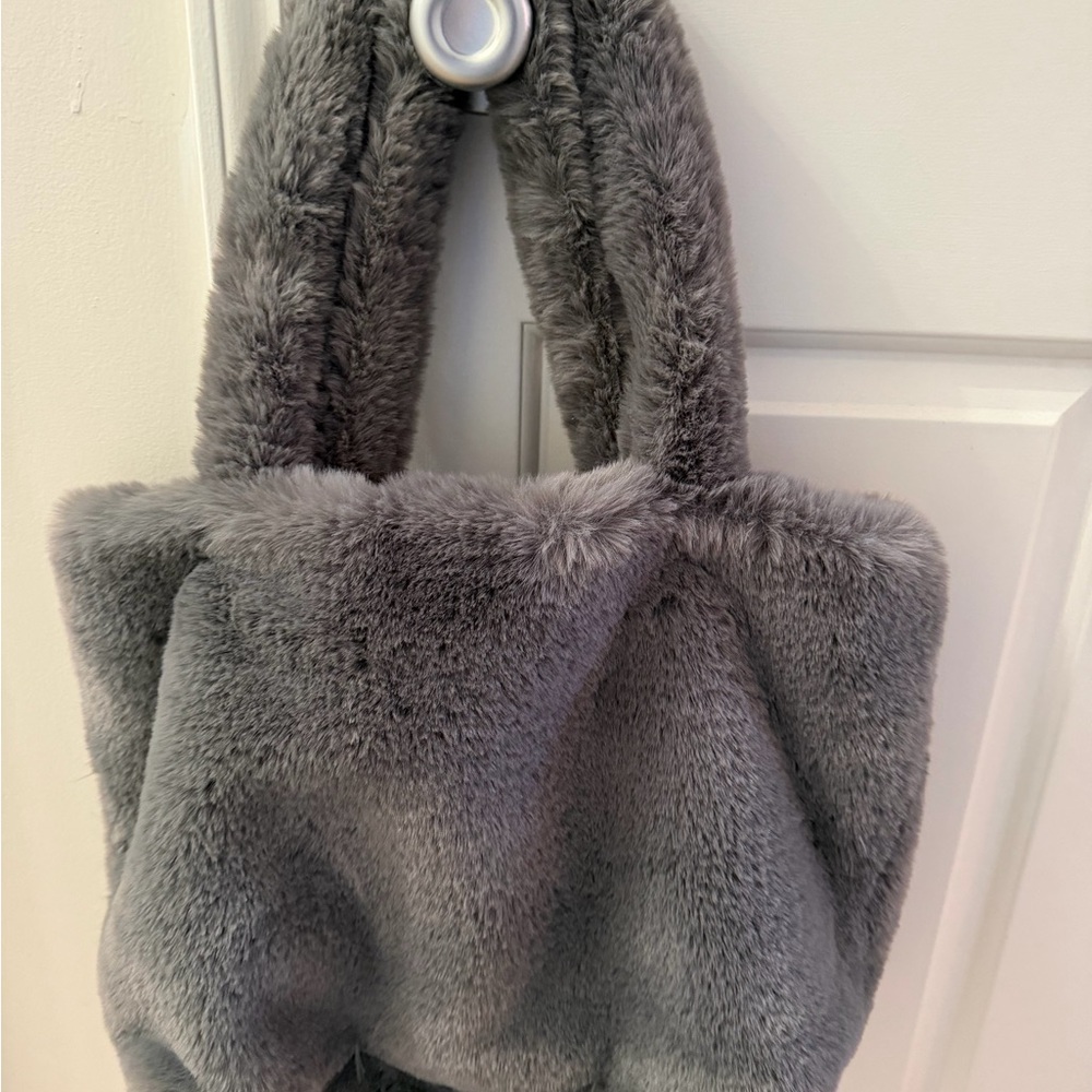 H&M FAUX FURRY TOTE BAG - Picture 2 of 6